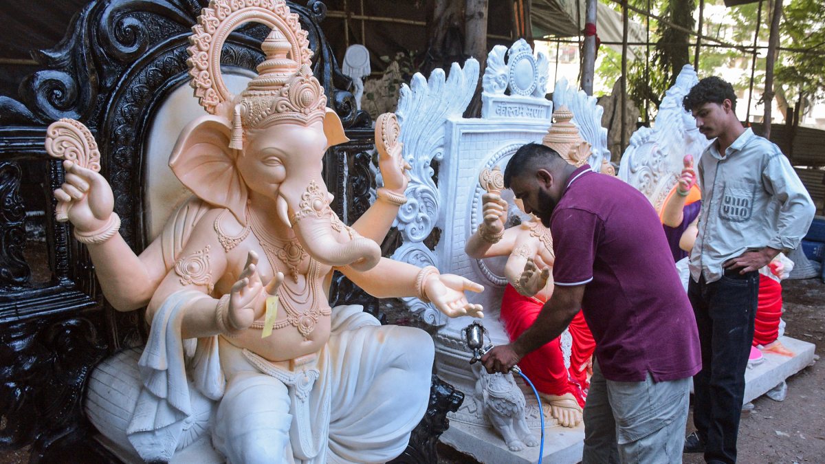 Artisan crafts Ganesh idol in Surat ahead of festival