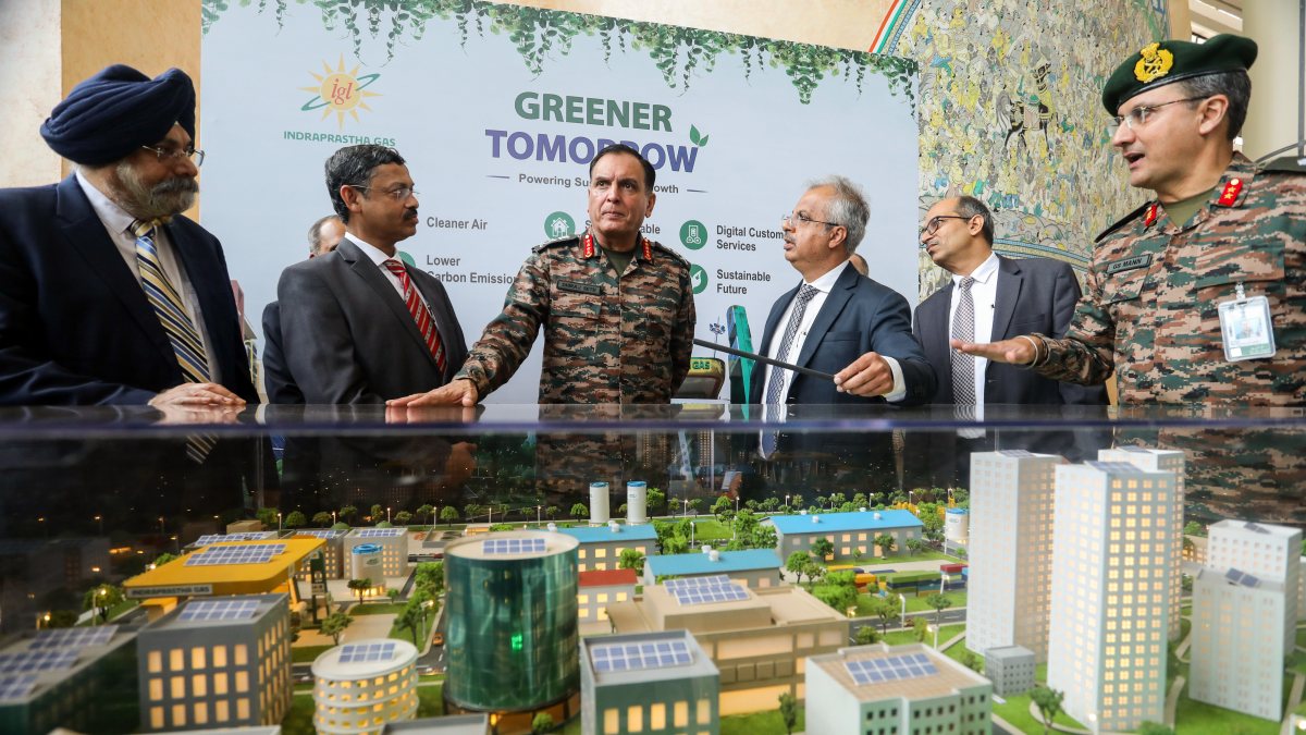 Army chief reviews green energy models at BPCL expo