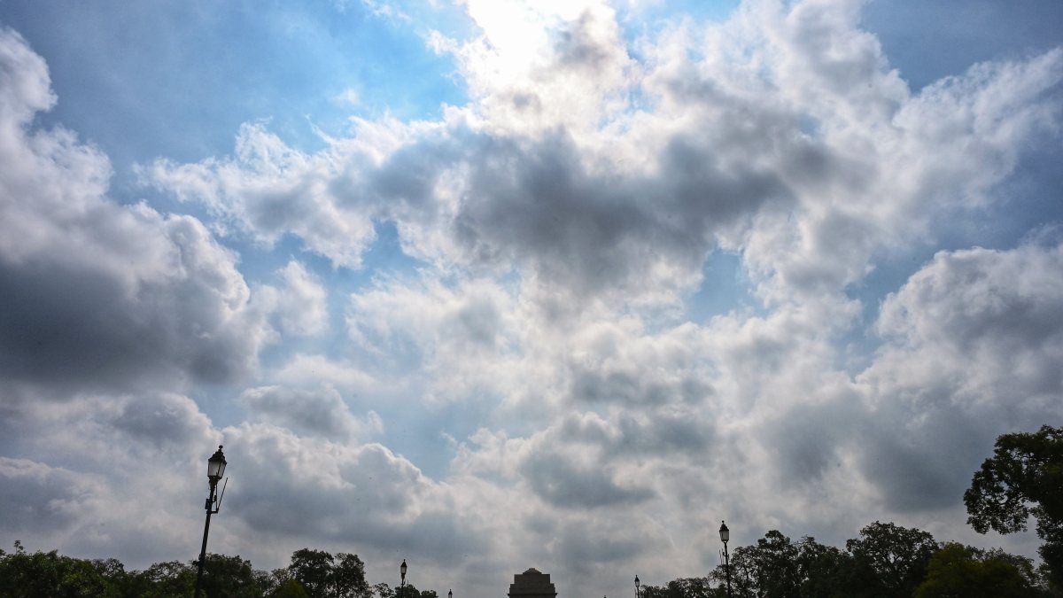 Dark monsoon clouds loom over India Gate in Srinagar
