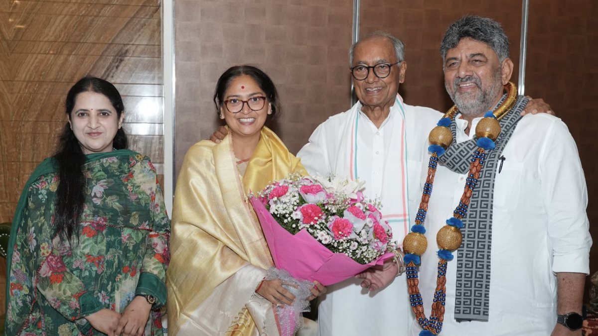 Karnataka CM Shivakumar meets Digvijaya Singh in Bengaluru