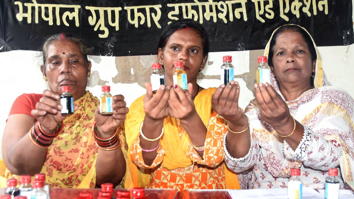 Bhopal survivors show contaminated water samples