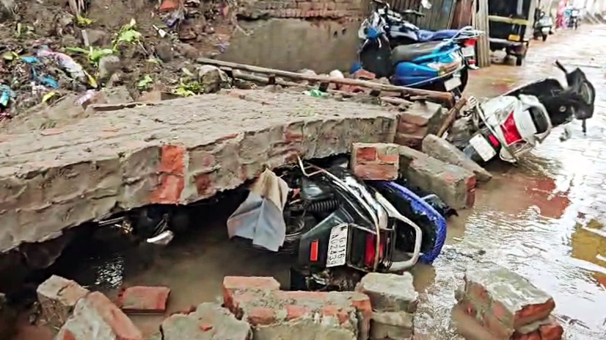 Compound wall collapse damages vehicles in Bharuch