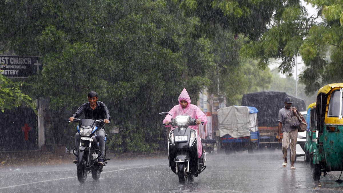 Heavy rain disrupts commute in Ahmedabad