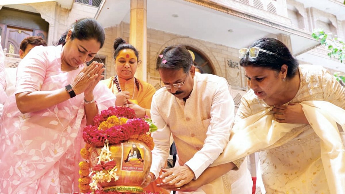 Rekha Gupta, Harsh Malhotra offer prayers at Guru Ravidas event
