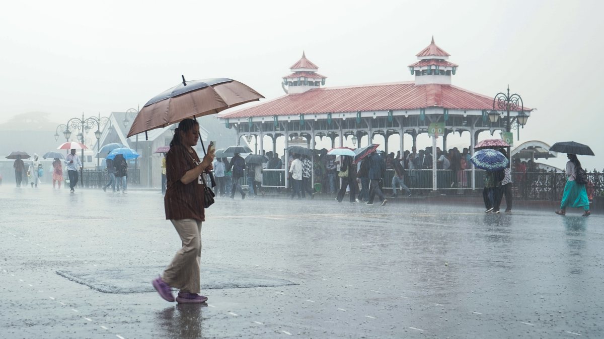 Heavy rain lashes Shimla, pedestrians brave downpour