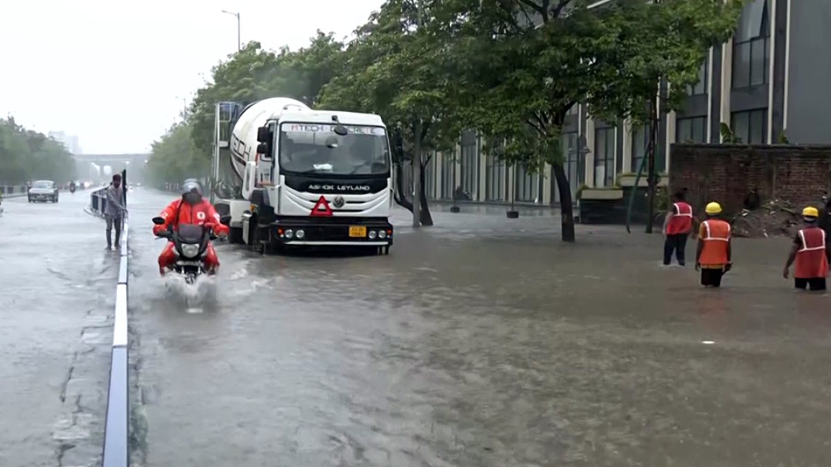 Heavy rains inundate Surat streets, disrupting life