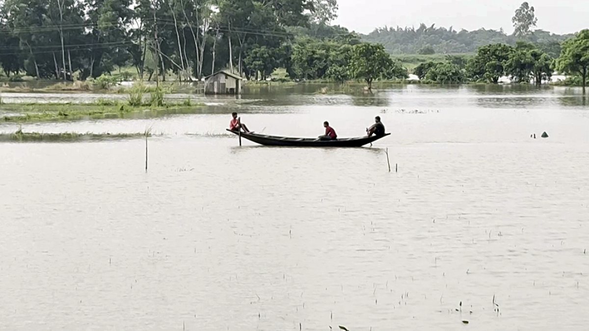 Flooded Keleghai river forces boat travel in Paschim Medinipur