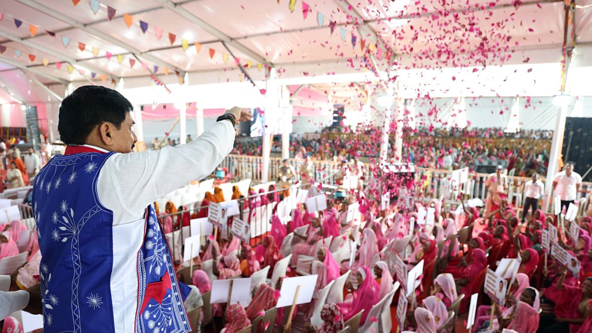 MP CM distributes loans to self-help groups in Jhabua