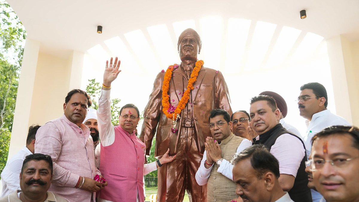 Uttarakhand CM unveils Sardar Udham Singh's bronze statue in Rudrapur