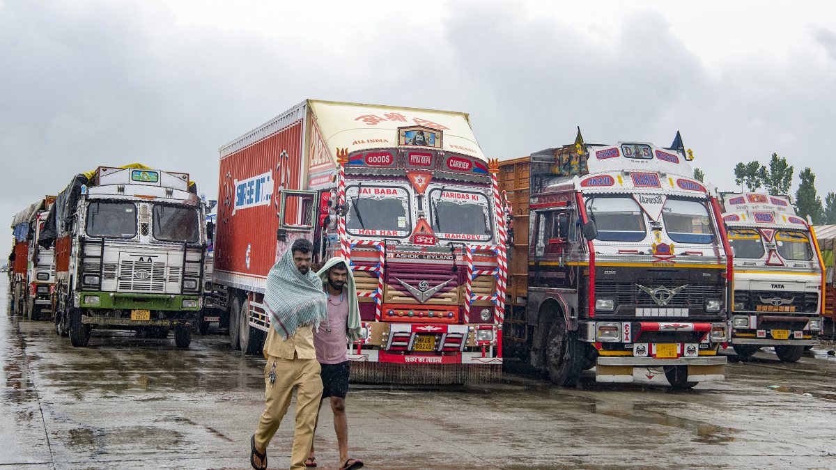 Trucks queue on Srinagar-Jammu highway as weather blocks road