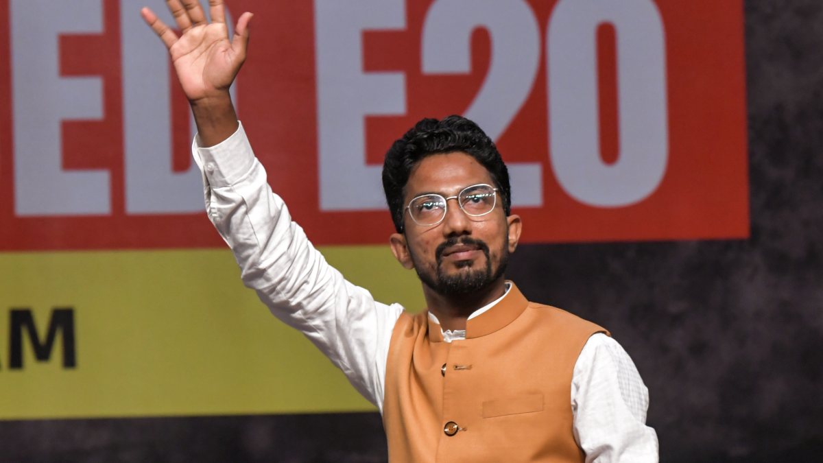 Comedian Shyam Rangeela waves at anti-E20 town hall in Delhi