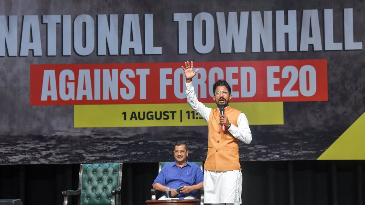 Comedian Shyam Rangeela addresses anti-E20 town hall in New Delhi
