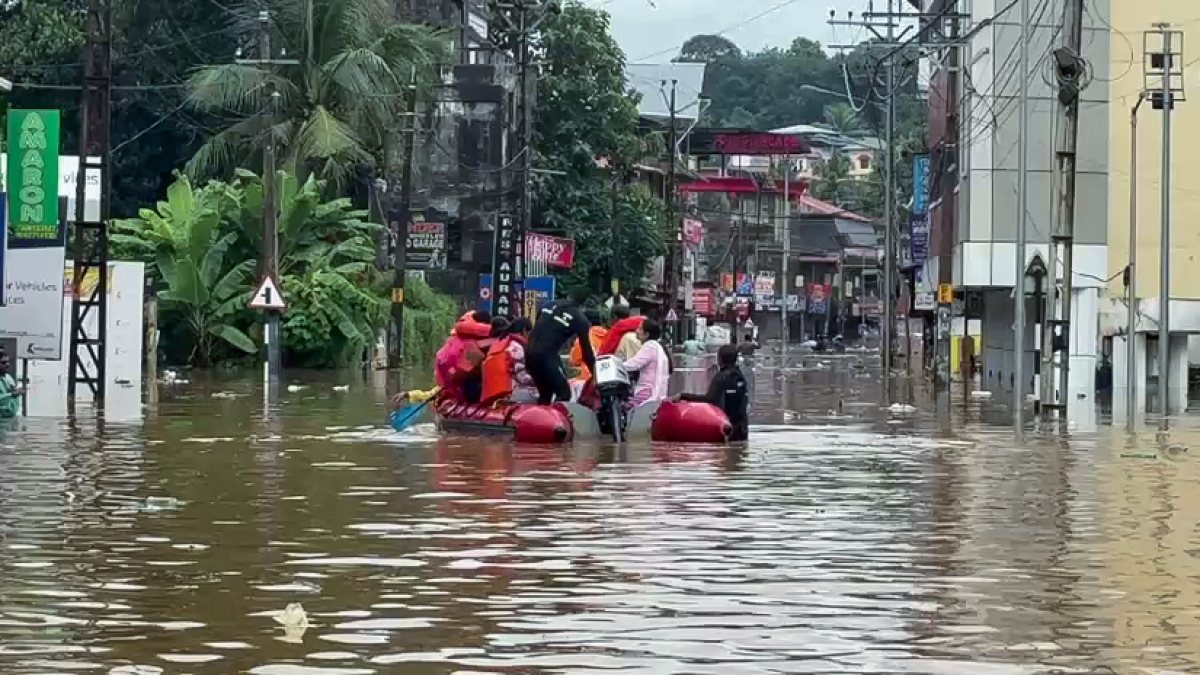 Kerala floods: Rescue teams evacuate residents in Pathanamthitta