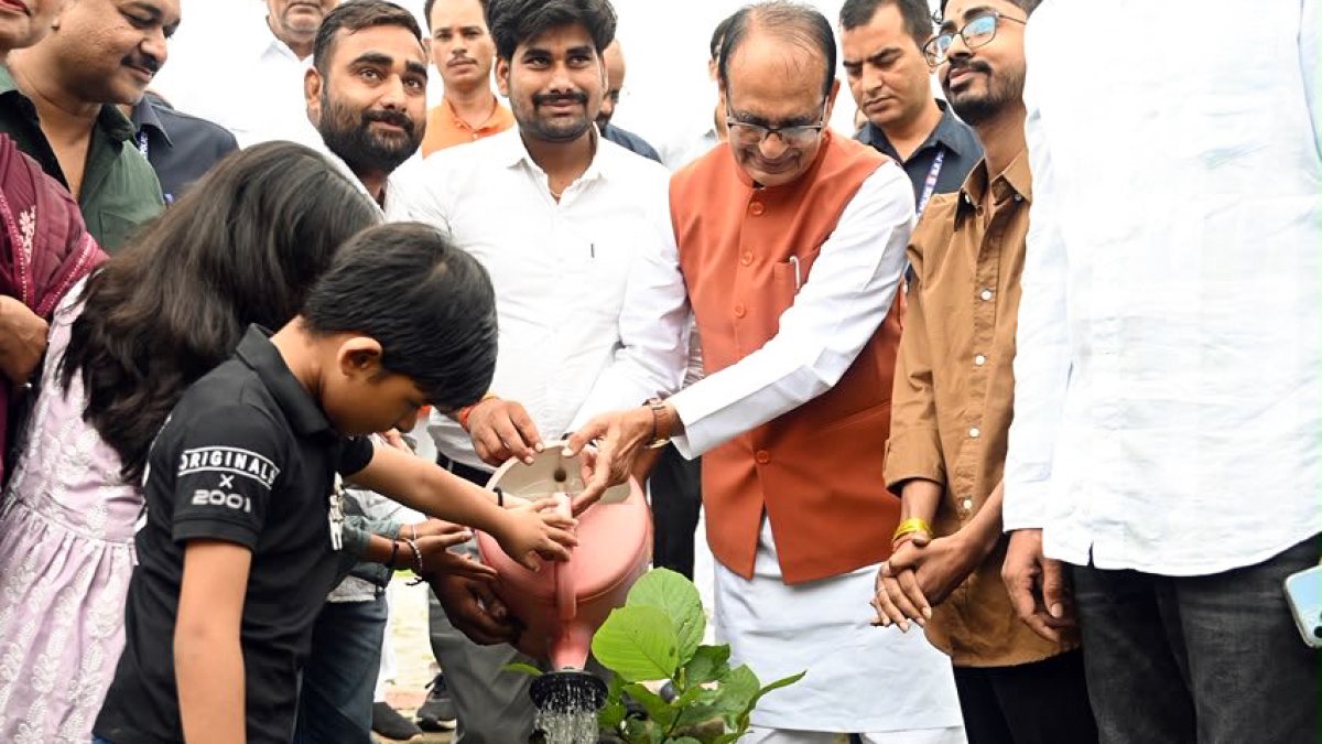 Shivraj Singh Chouhan waters sapling in Bhopal tree drive
