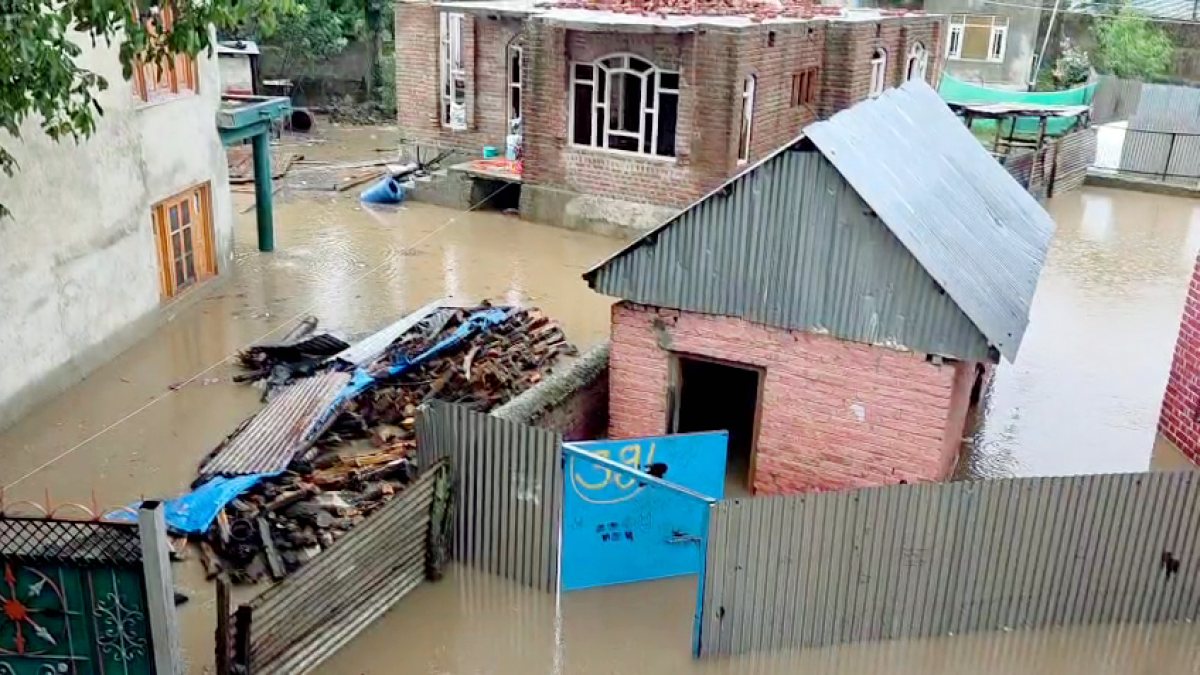 Kashmir flood waters submerge Pahlipora in Shopian