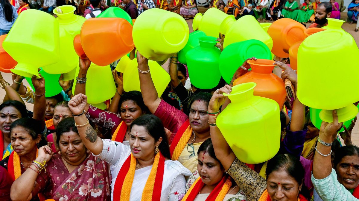 Karnataka women's wing protests Cauvery water release to Tamil Nadu