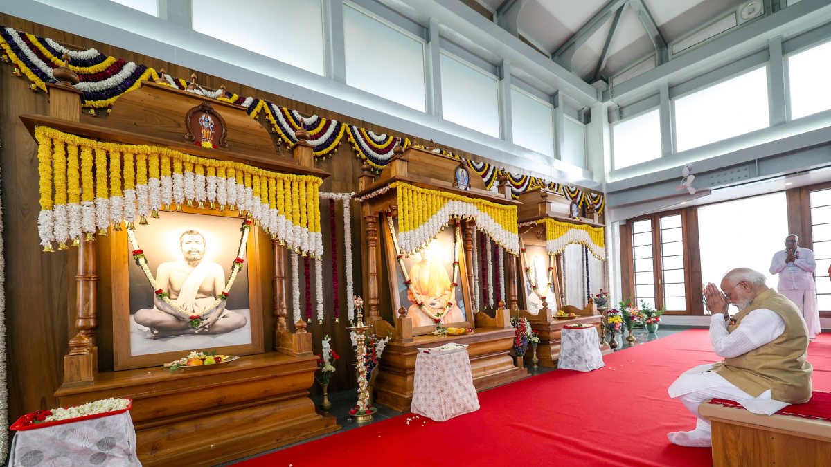 PM Modi pays homage to Swami Vivekananda in Mysuru