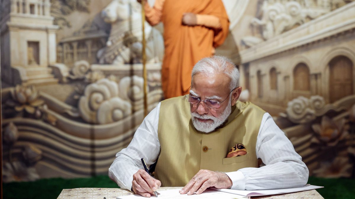PM Modi pays tribute to Swami Vivekananda in Mysuru