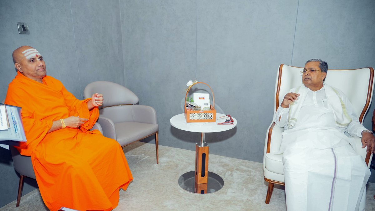 Jagadguru meets former Karnataka CM Siddaramaiah in Bengaluru
