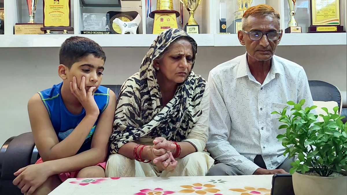 Jasmine Lamboria's family celebrates her Commonwealth Games gold