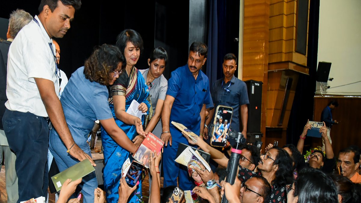 Taslima Nasrin meets fans at Kolkata event
