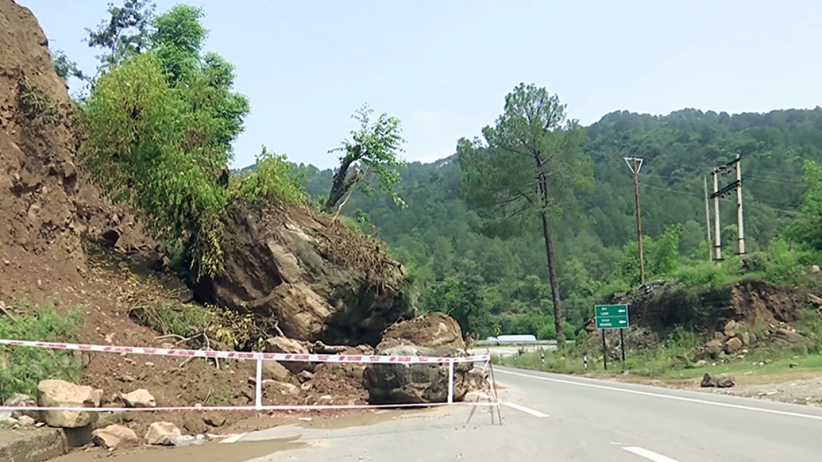 Landslides debris blocks Rajouri-Poonch highway after flash flood