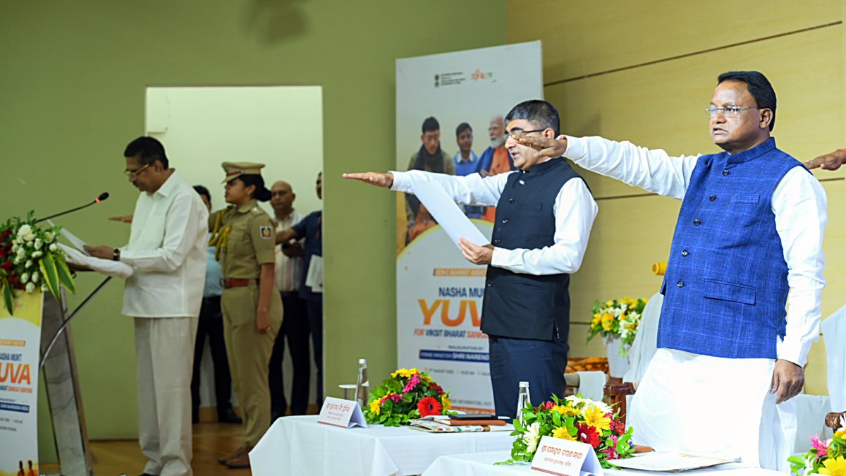 Odisha CM joins Nasha Mukta Yuva pledge at Kalinga Stadium