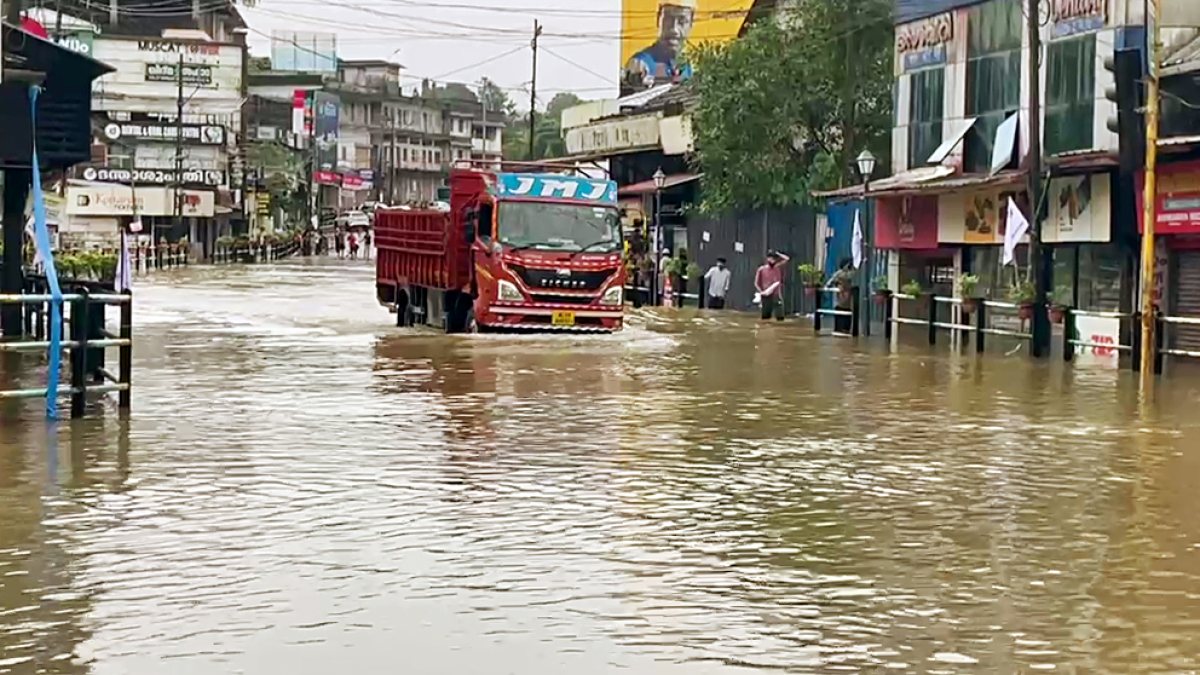 Kannur market submerged as truck wades through floodwater