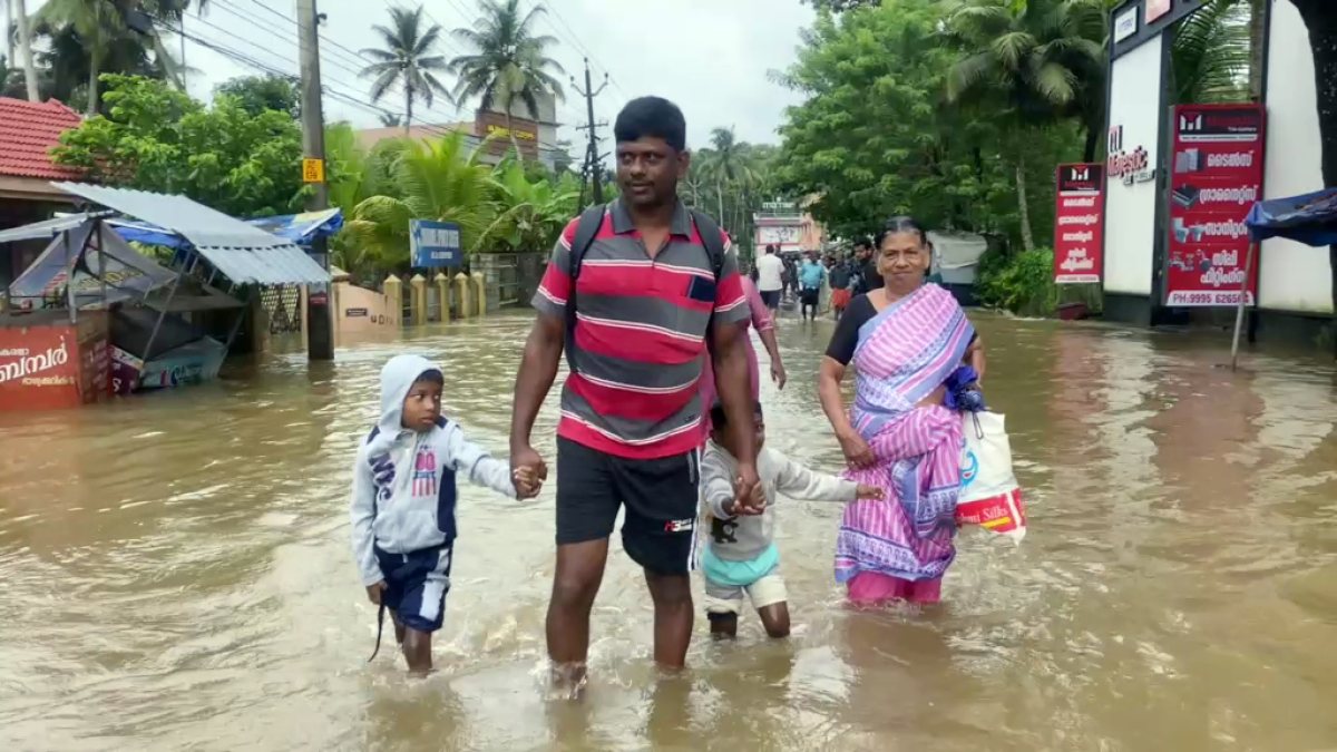 Kerala floods: Residents wade through water in Alappuzha