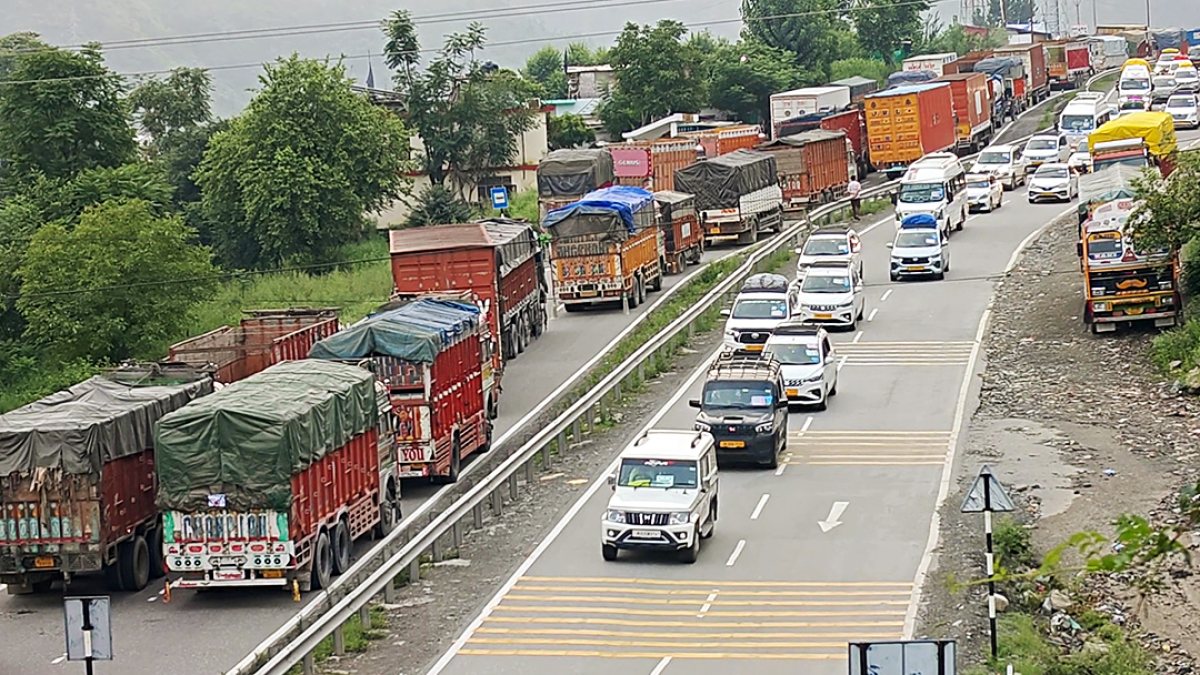 Amarnath Yatra 25th batch convoy crosses Chanderkote under tight security