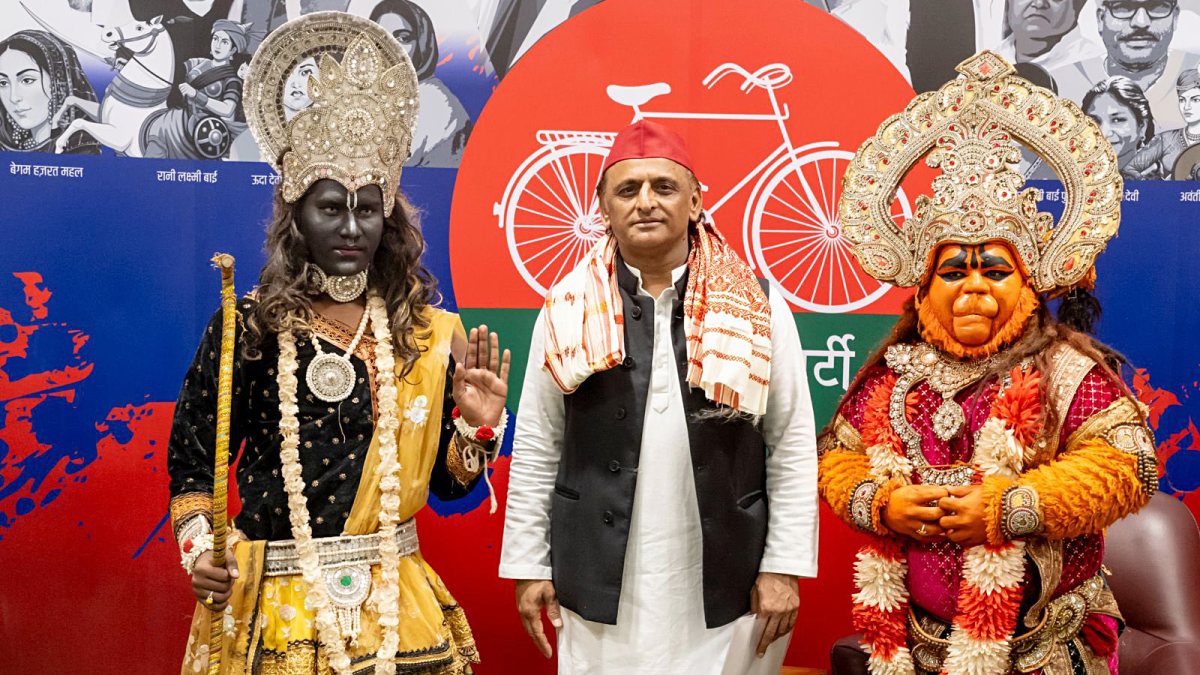 Akhilesh Yadav poses with Krishna, Hanuman artists in Lucknow