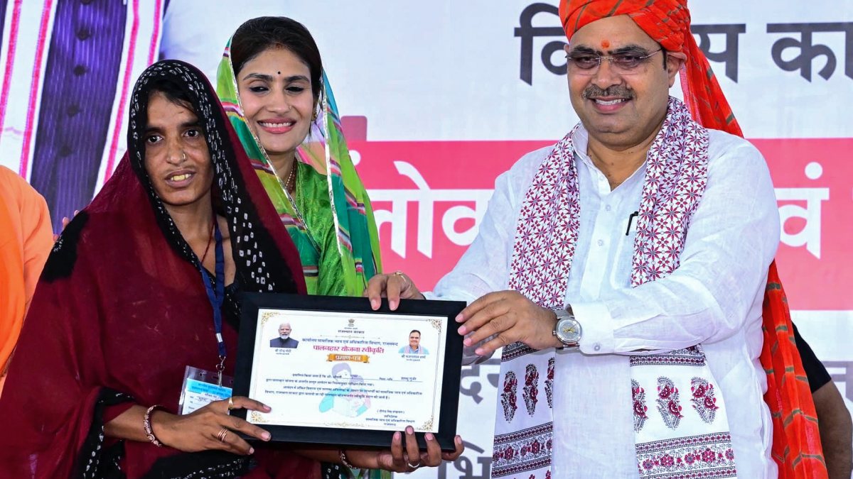 Rajasthan CM hands Palanhar Yojana certificate in Rajsamand
