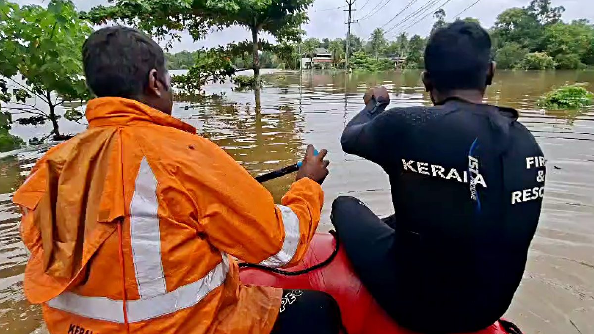 Kerala rescue team battles waterlogging in Pathanamthitta