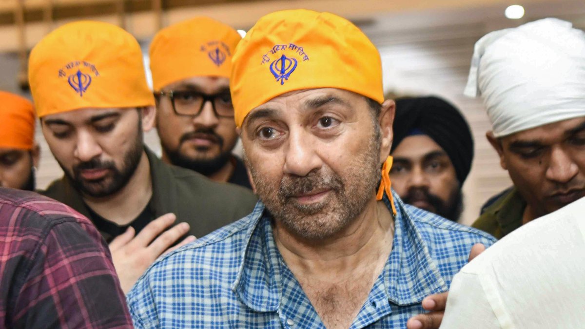 Sunny Deol offers prayers at Patna Sahib Gurudwara