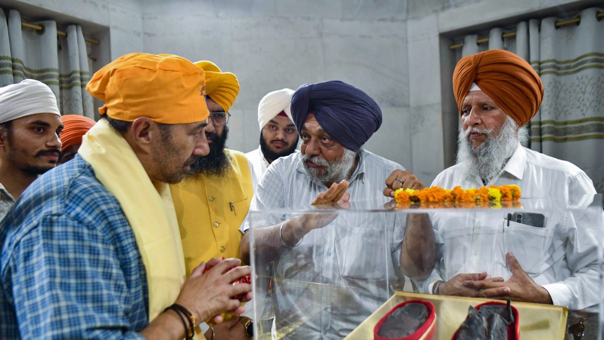 Sunny Deol offers prayers at Patna Sahib Gurudwara