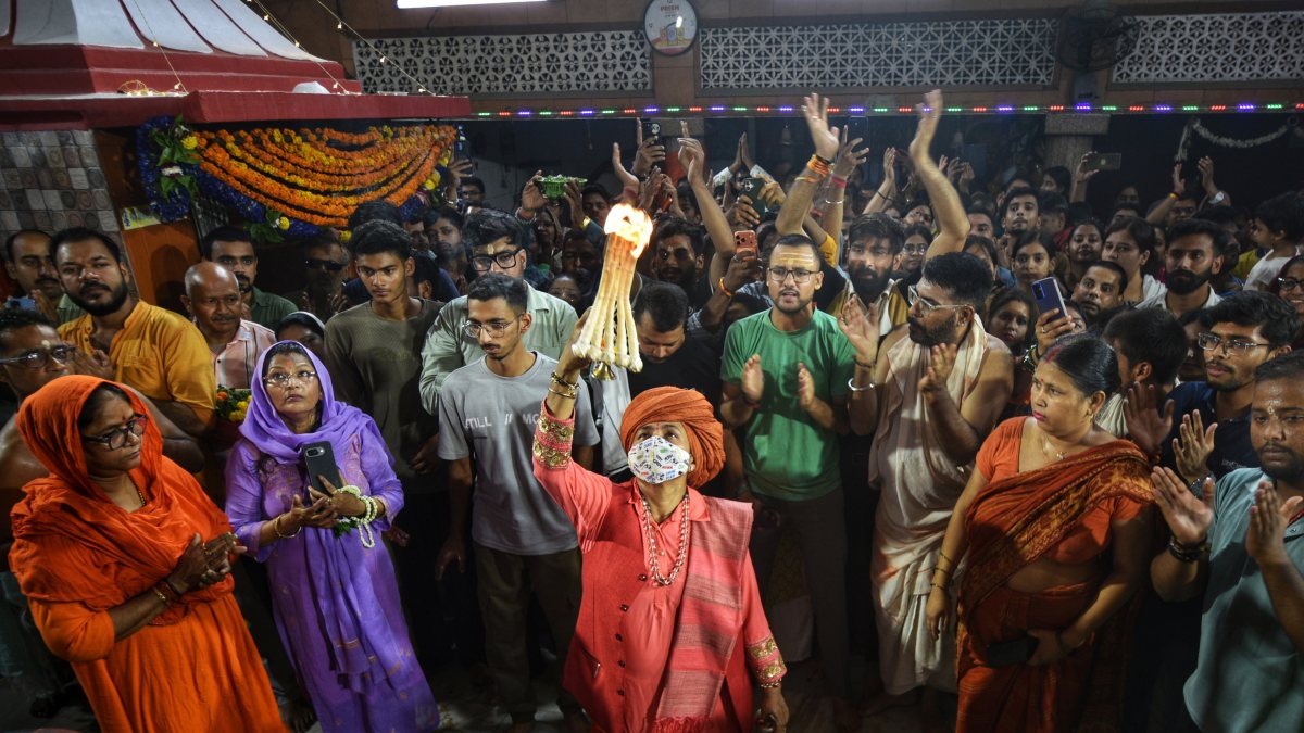 Mahant Divyagiri leads special Shravan Somwari arti in Lucknow