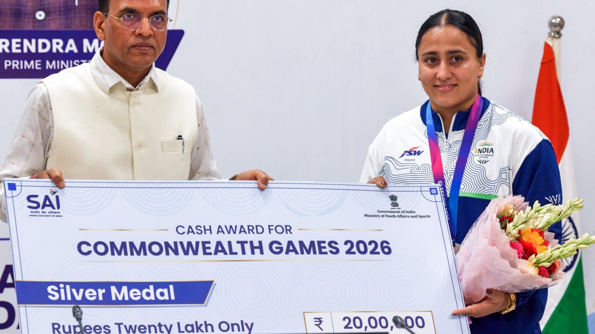 Mansukh Mandaviya felicitates CWG 2026 weightlifting medallists