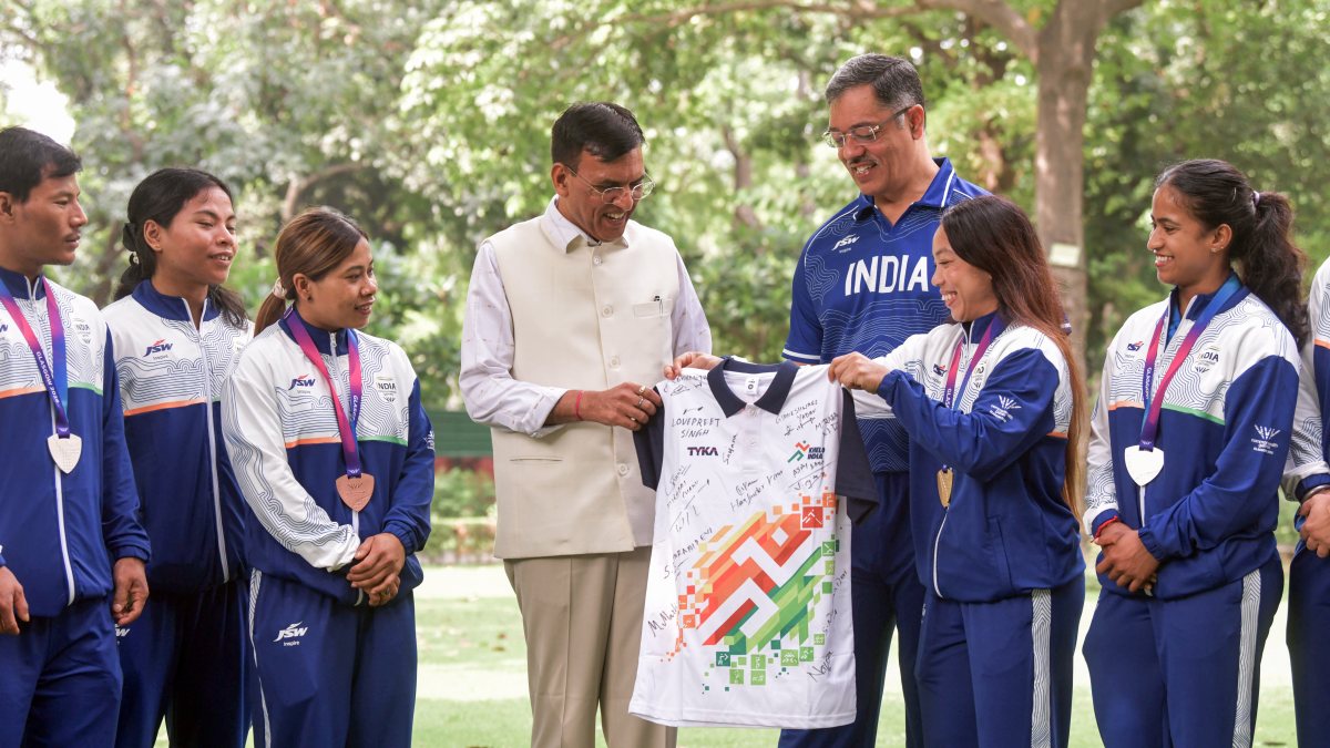 Mirabai Chanu and weightlifters gift signed jersey to sports minister