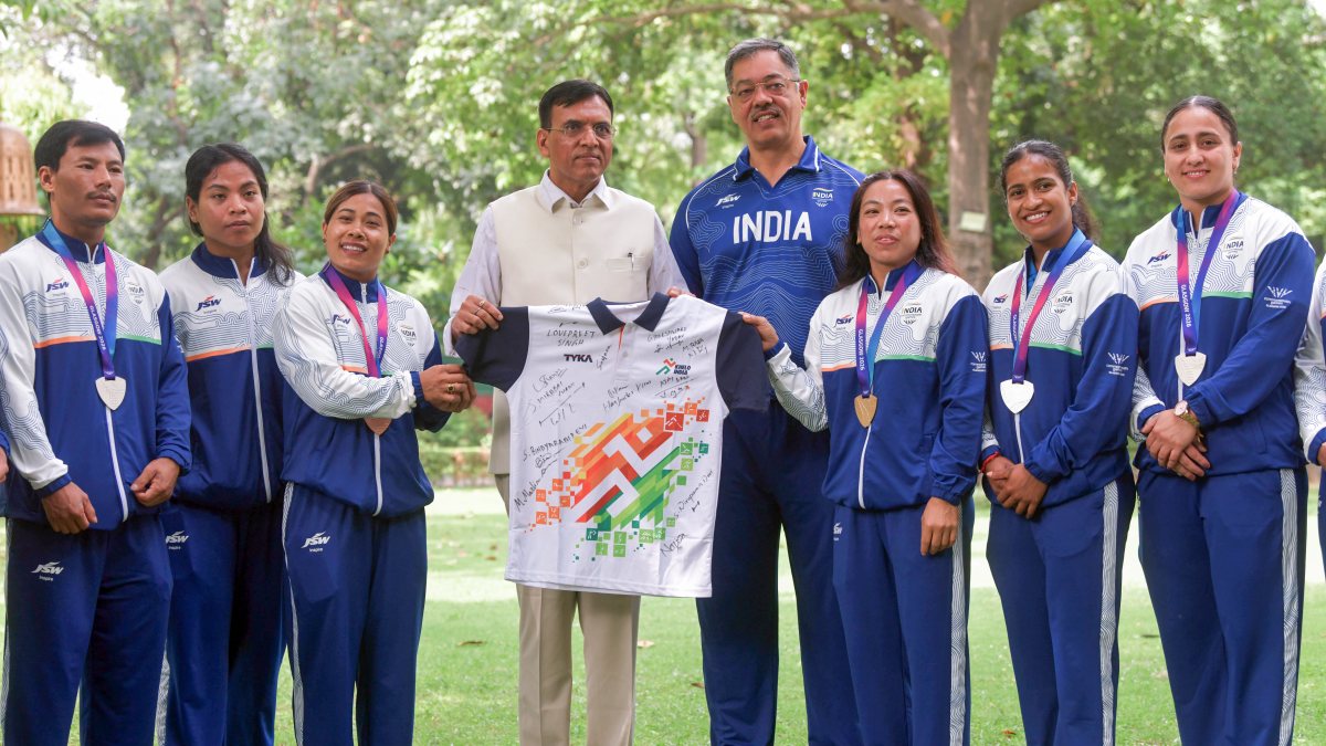 Mirabai Chanu and weightlifters present signed jersey to sports minister