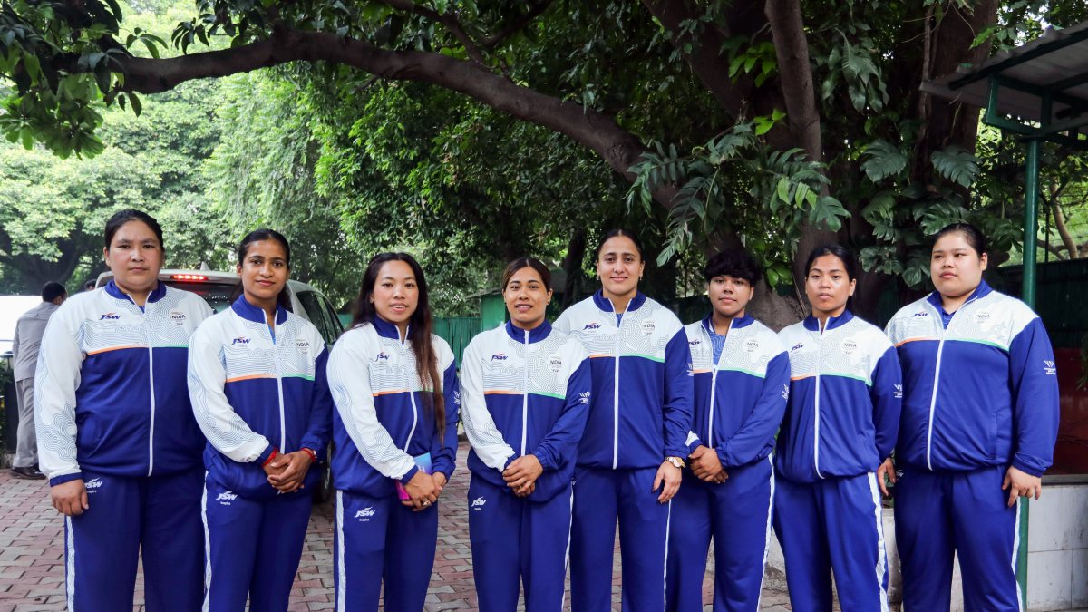 Mirabai Chanu felicitated with Indian weightlifting team in Delhi