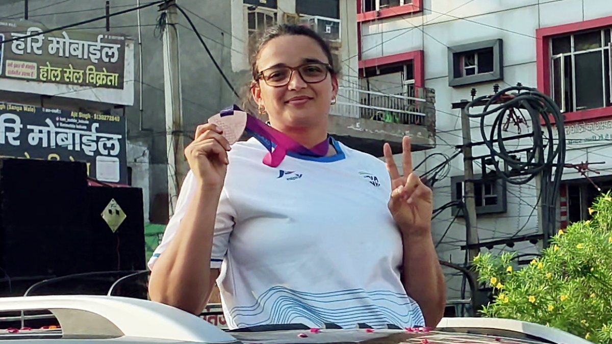 Commonwealth Games bronze medallist Seema gets grand welcome in Bhiwani