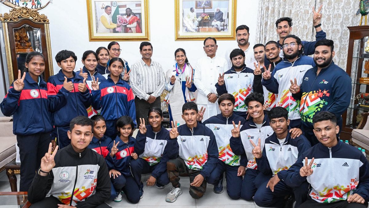 Chhattisgarh CM felicitates CWG silver medallist Gyaneshwari Yadav