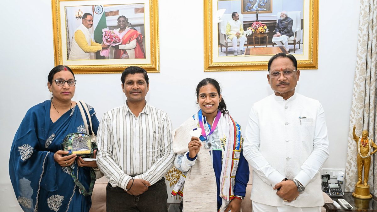 Chhattisgarh CM felicitates CWG silver medallist Gyaneshwari Yadav
