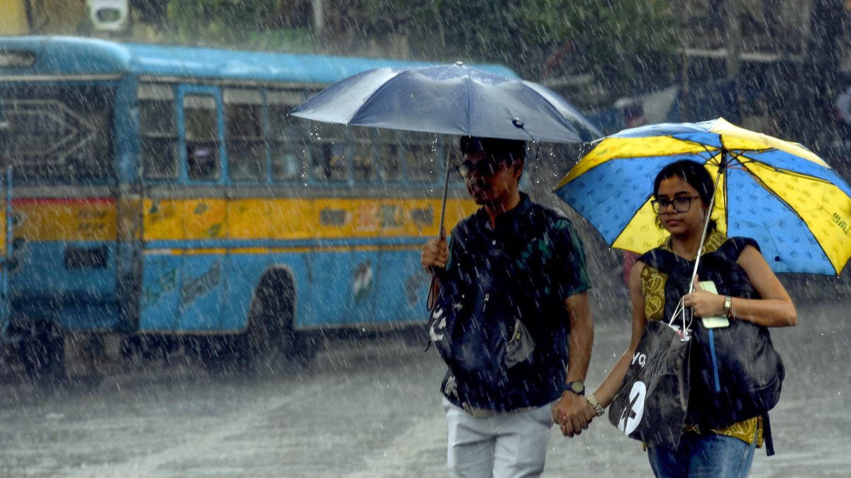 Kolkata commuters brave heavy monsoon downpour
