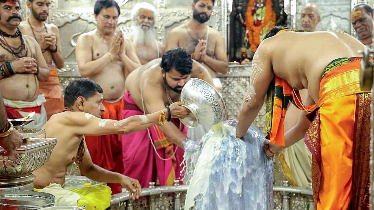 Priests perform Shiva Abhishek on first Shravan Monday in Ujjain