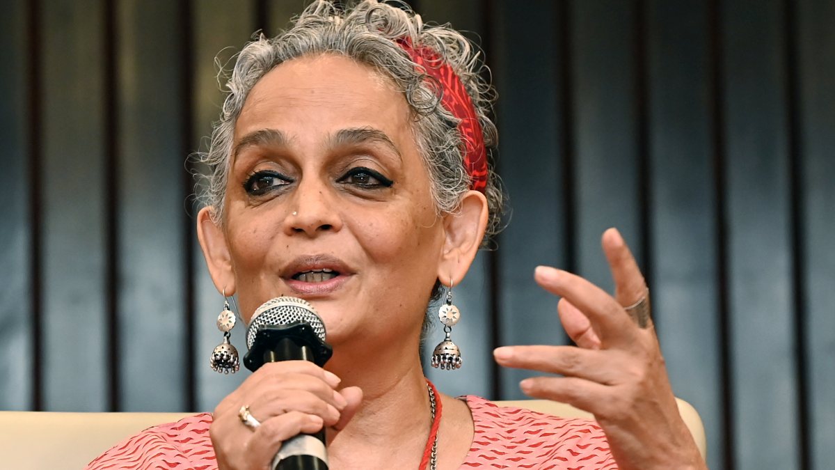 Arundhati Roy discusses Hindi memoir at IIC event