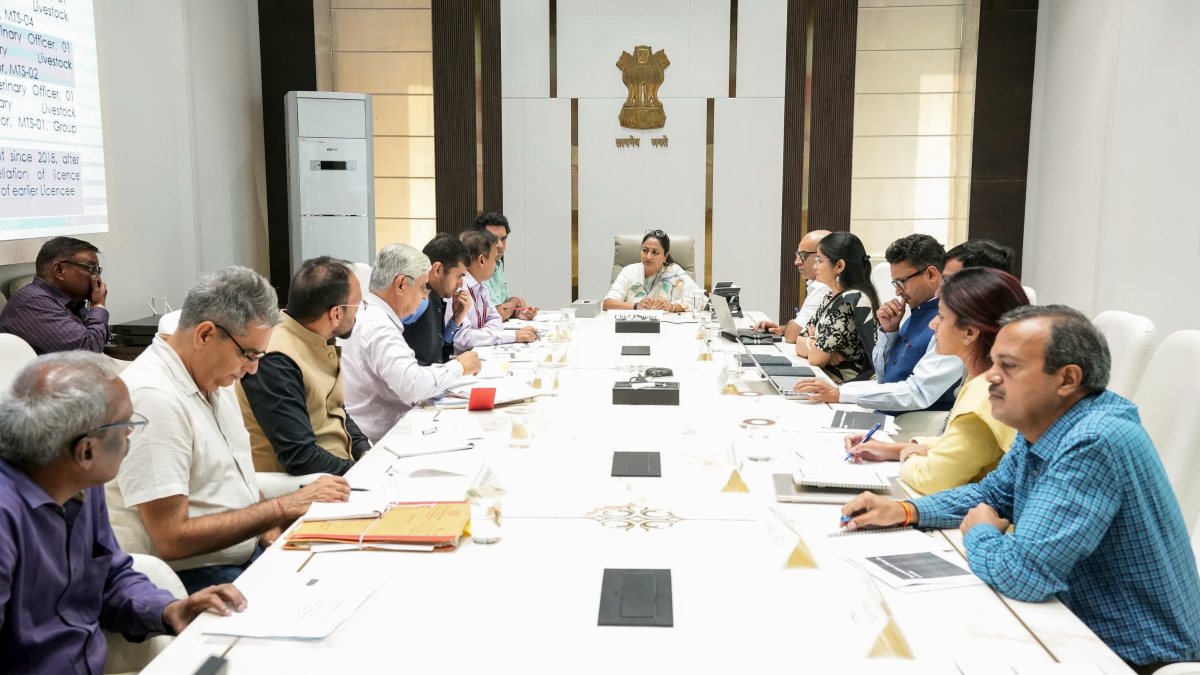 Delhi CM reviews development projects in agricultural markets