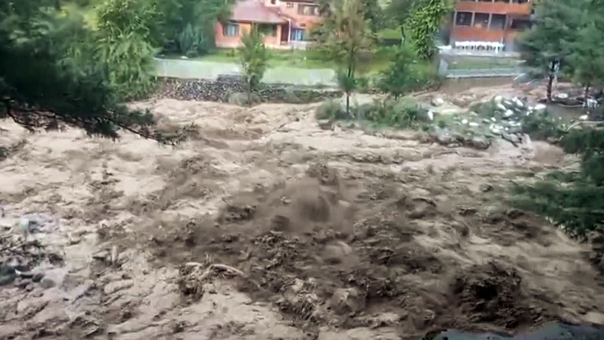 Cloudburst triggers flash flood in Pahalgam's Nallah Awoora