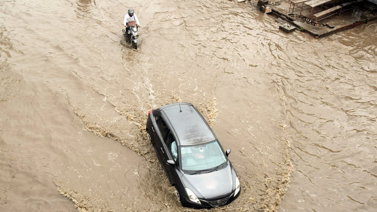 Heavy rains inundate Patiala roads, commuters wade through water