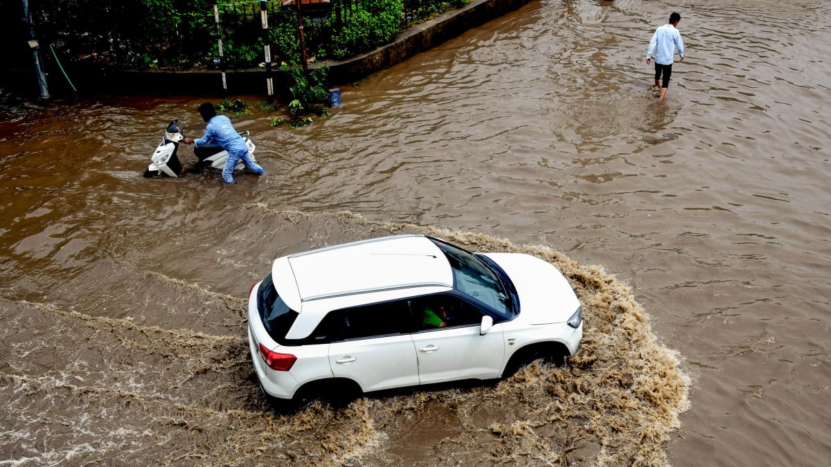 Heavy rains inundate Patiala roads, commuters wade through water